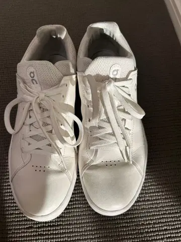 On 화이트 스니커즈
