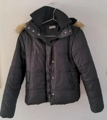 [ t.m.h ] 퍼 달린 블랙 숏 다운 자켓 [ t.m.h ]