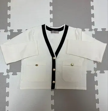 저스길리티 화이트 V넥 가디건 사이즈 2