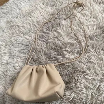 Mila Owen 개더 숄더백 베이지