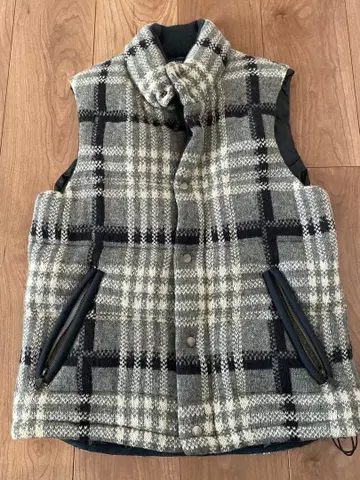 울 혼방 그레이 계열 체크 무늬 다운 베스트