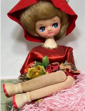 빨간색 드레스의 금발 인형