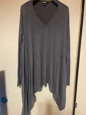 DKNY 그레이 V넥 긴팔 스웨터