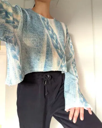 TheOpenProduct 케이블 니트 그래픽 크롭 스웨터