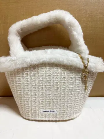 사만다 타바사, 퍼 핸드백