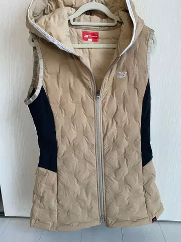 New Balance 후드 부착 베스트 베이지/블랙