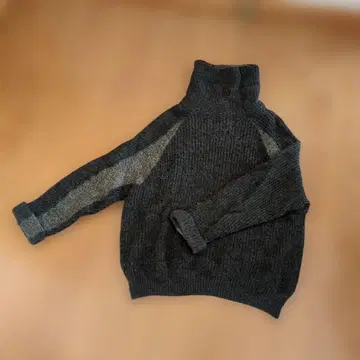 equo 터틀넥 니트