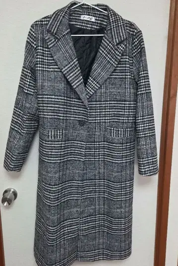 체크 무늬 롱 코트