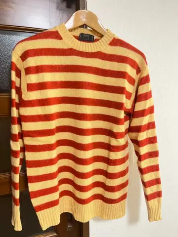 [ SHIPS ] 빨간색과 옐로우 컬러의 스트라이프 니트 스웨터