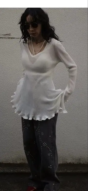 화이트 V넥 프릴 밑단 상의