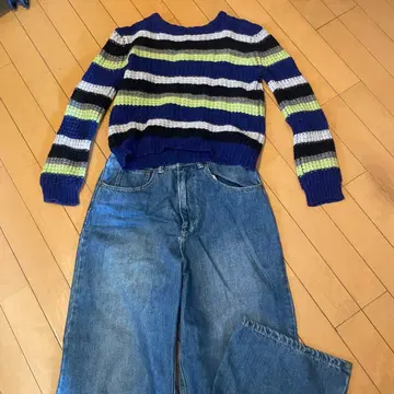 스트라이프 니트 스웨터와 데님 팬츠 세트