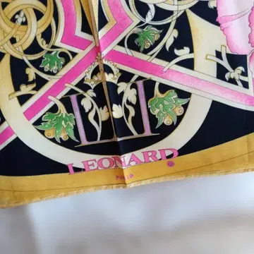 LEONARD 실크 스카프 꽃과 동물 디자인