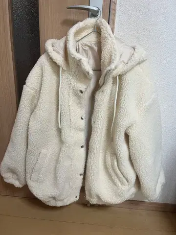 아이보리 보아 자켓 후드 부착