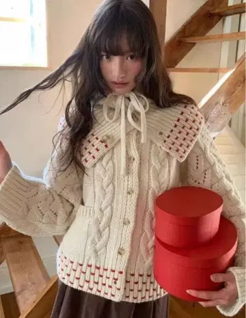 아이보리 케이블 짜임 니트 후드 부착