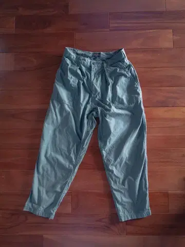 BEAMS 카키 테이퍼드 팬츠 M 사이즈