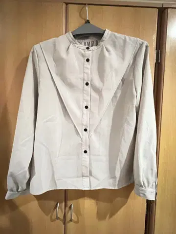 라이트 그레이 버튼 포함 긴팔 셔츠