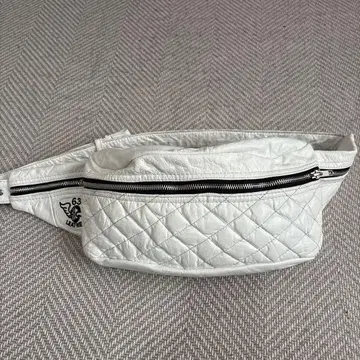 63 LEATHER 가죽 퀼팅 바디백 화이트