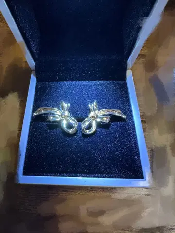 골드 리본 모티브 귀걸이