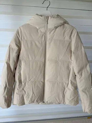 UNIQLO 심리스 다운 파카 화이트 M 사이즈