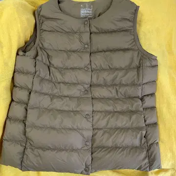 브라운 다운 베스트 수납 포켓 포함