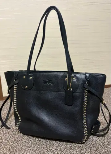 블랙 체인 장식 토트백