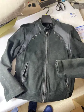 다크 그레이 가죽 싱글 라이더 자켓