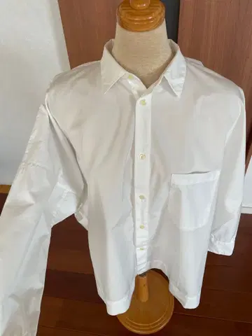 Veritecoeur 화이트 긴팔 셔츠 가슴 포켓 부착