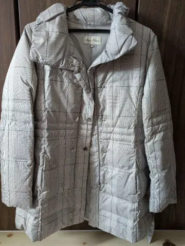 체크 무늬 다운 자켓 그레이 계열