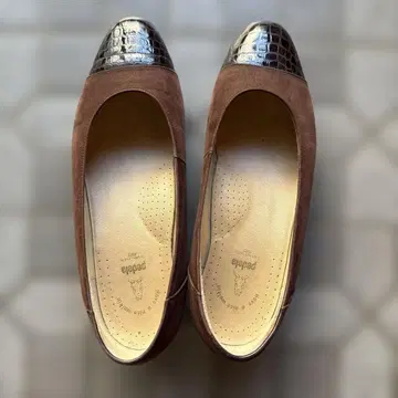 pedala 스웨이드 플랫슈즈 브라운