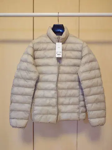 유니클로 울트라 라이트 다운 M 사이즈 베이지