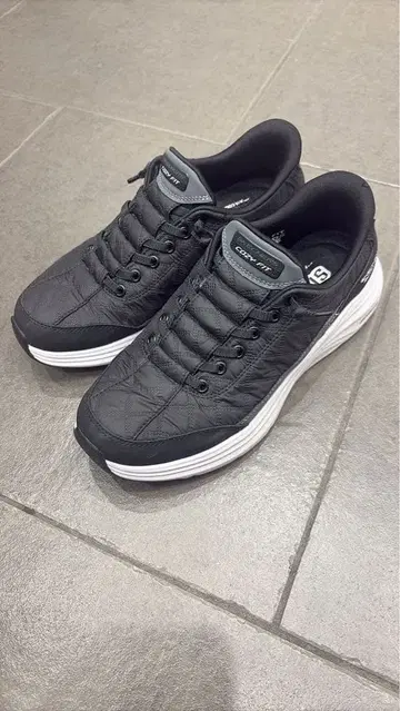 SKECHERS slip ins 블랙 스니커즈