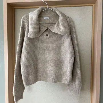 LOWRYS FARM 베이지 카라 부착 니트 스웨터