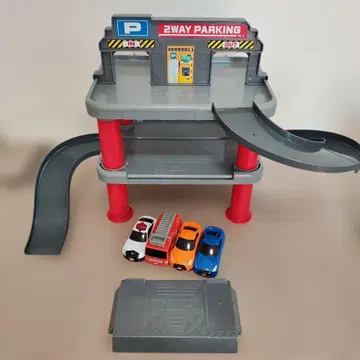2WAY PARKING 주차장, 첫 토미카 세트