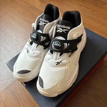 [ 새상품 미사용 ] Reebok PUMP COURT 스니커즈 245mm