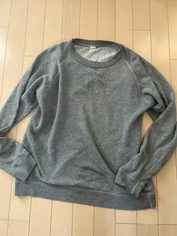 그레이 맨투맨 L 사이즈 데미지 있음