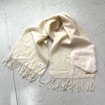 새상품급 FURLA 훌라 하트 머플러 울 아이보리