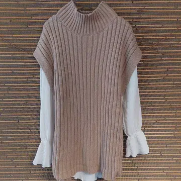 백 스타일의 귀여운 롱 베스트 F 짙은 베이지 터틀넥