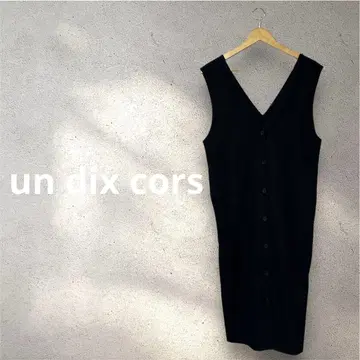 [un dix cors] V넥 슬리브리스 타이트 원피스 블랙 버튼