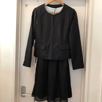 펄 장식 블랙 스커트 수트