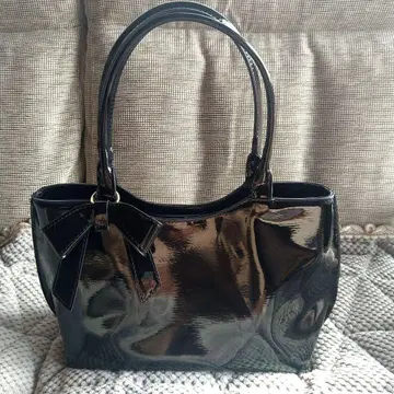 PERENNE 블랙 에나멜 핸드백 [새상품급]