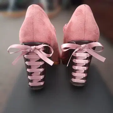 YOSUKE 스웨이드 스트랩 힐 펌프스