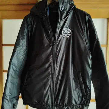 후드 부착 블랙 자켓 (퍼 부착)