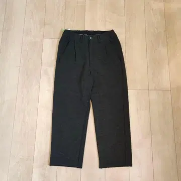 다크 그레이 플리츠 슬랙스