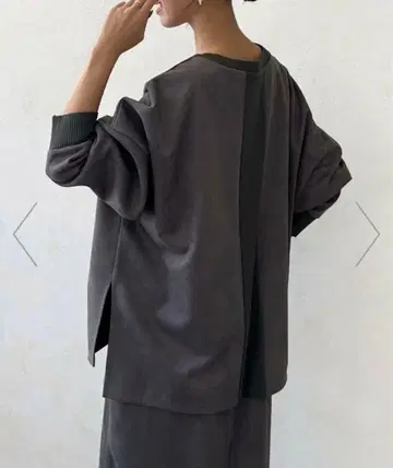 BACK 리브 스웨이드 풀오버 긴팔 상의 2025AW