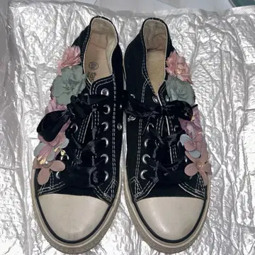 꽃무늬 장식 블랙 스니커즈