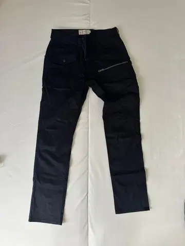 블랙 카고 팬츠 지퍼 포켓 부착