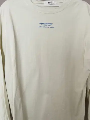 크림색 긴팔 티셔츠 파란 프린트