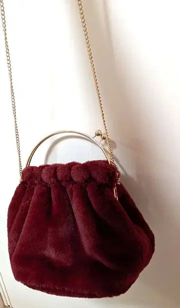 새상품급 퍼 숄더백 버건디 2way 핸드백 체인