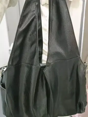 블랙 합성 피혁 숄더백