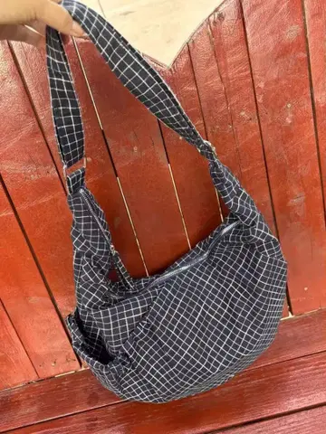 블랙과 화이트 체크 무늬 숄더백